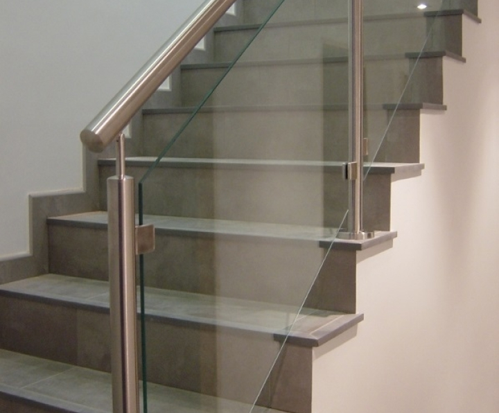 ¿Qué son las escaleras con aluminio y vidrio?